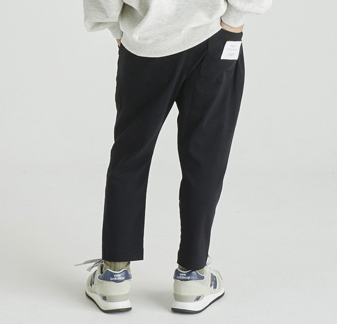 テーパードスリムパンツ